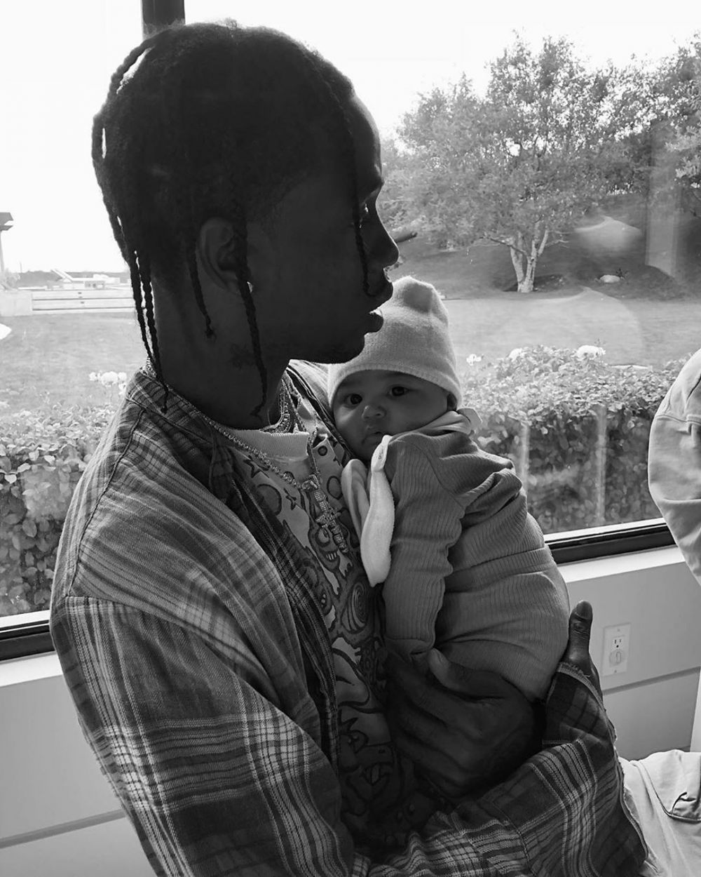 10 Potret Manis Travis Scott Asuh Stormi, Bukti Dirinya Family Man!