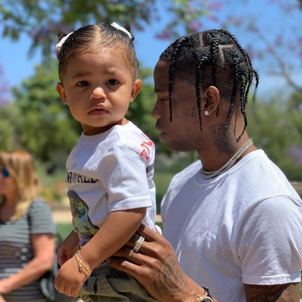 10 Potret Manis Travis Scott Asuh Stormi, Bukti Dirinya Family Man!