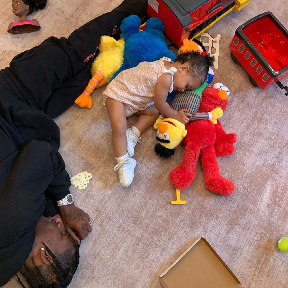 10 Potret Manis Travis Scott Asuh Stormi, Bukti Dirinya Family Man!