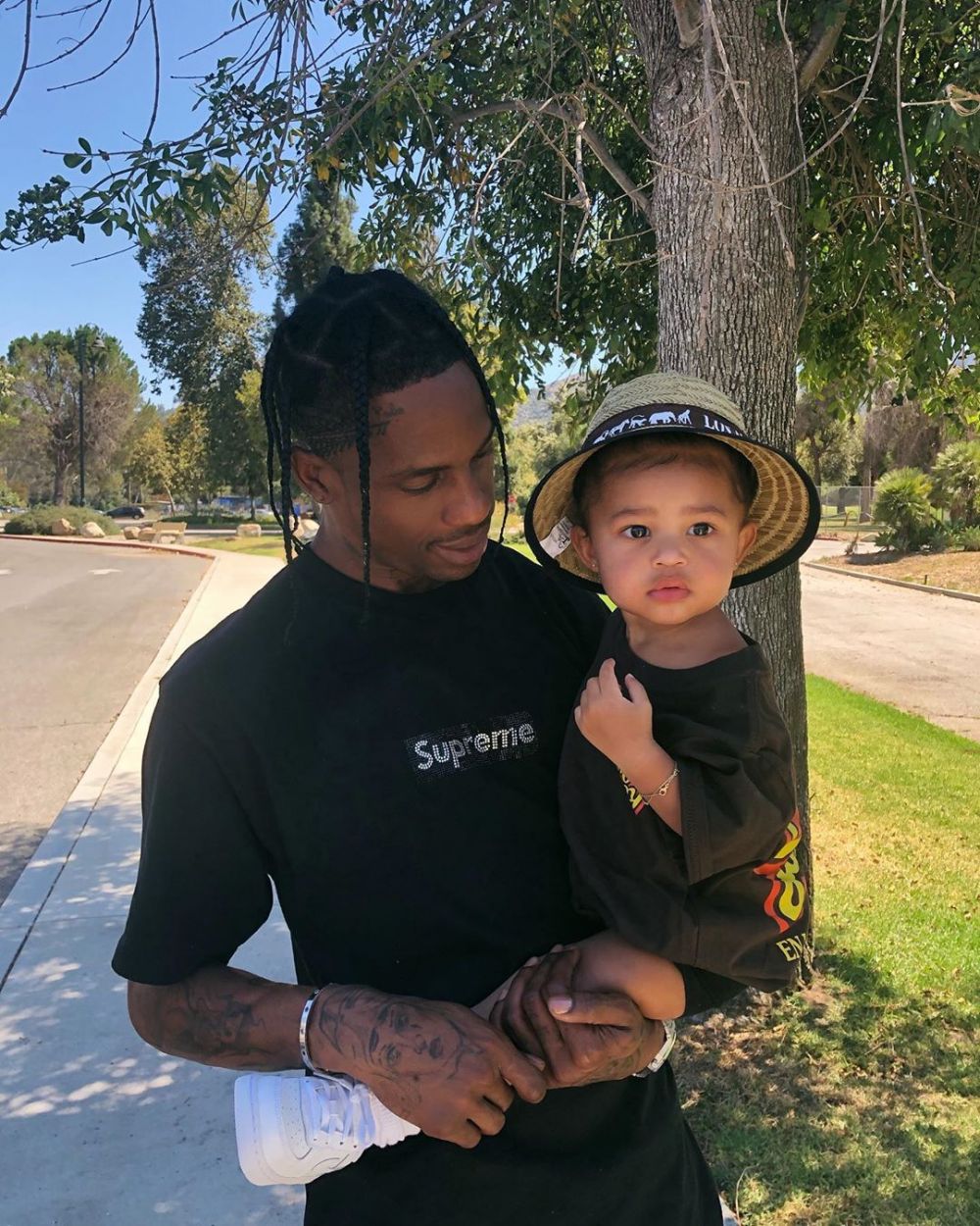 10 Potret Manis Travis Scott Asuh Stormi, Bukti Dirinya Family Man!