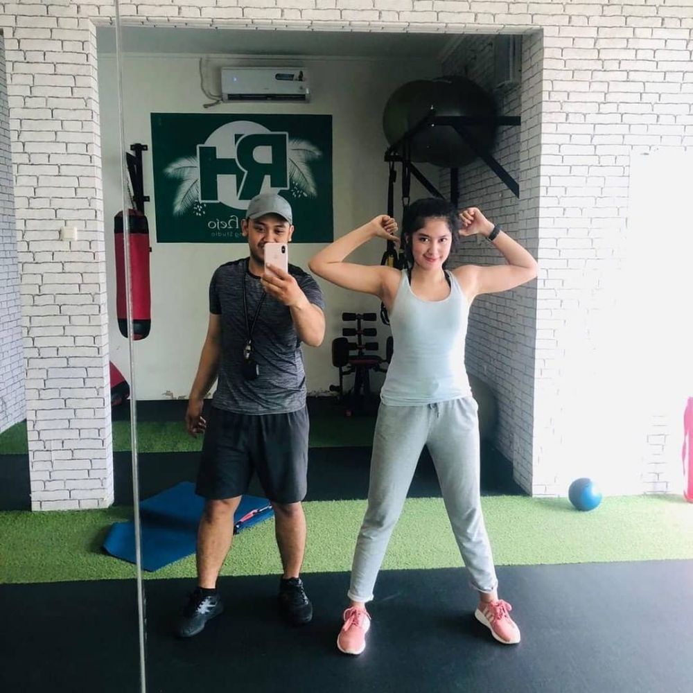 10 Potret Ochi Rosdiana Pamer Body Goals, Makin Memesona!