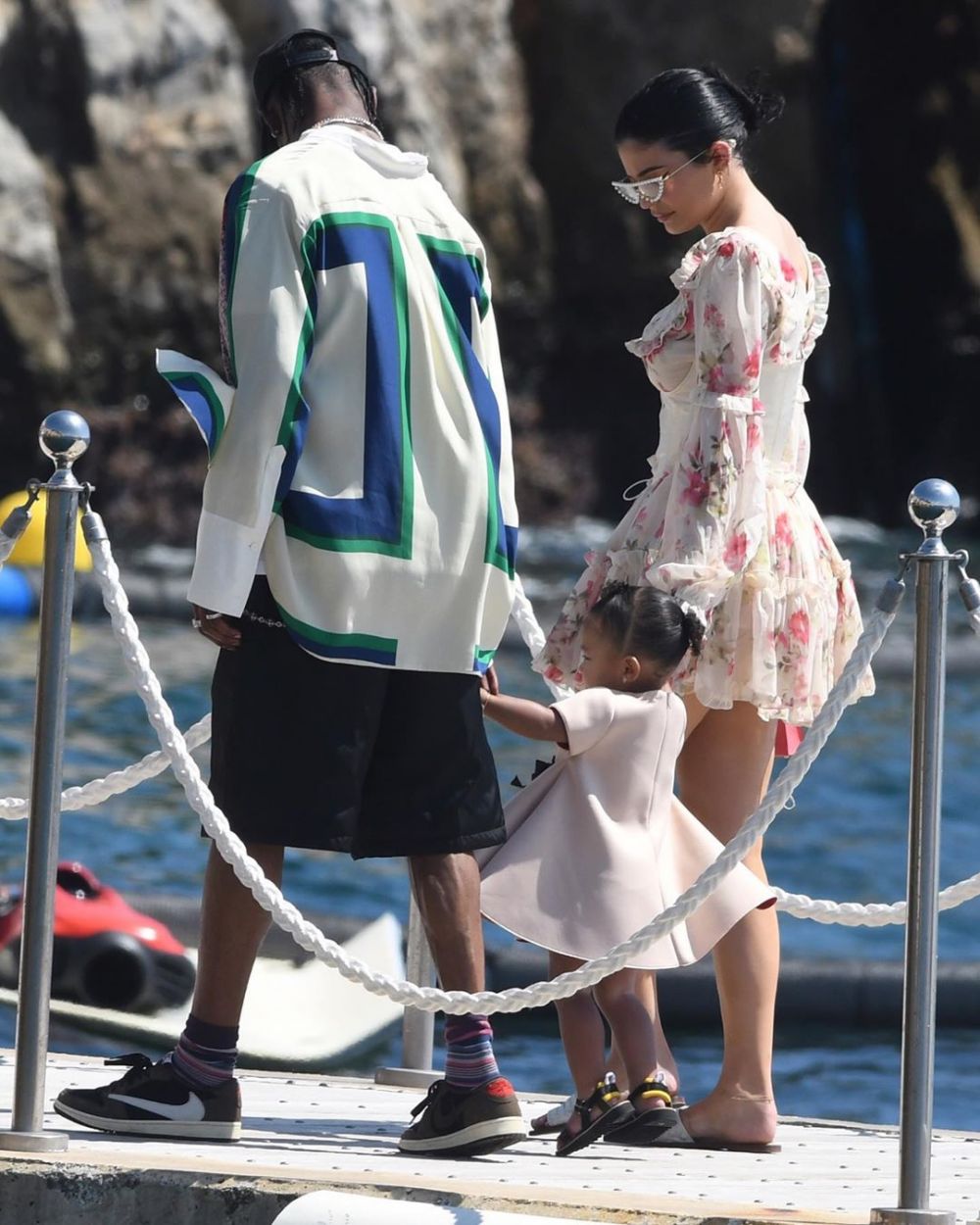 10 Potret Manis Travis Scott Asuh Stormi, Bukti Dirinya Family Man!