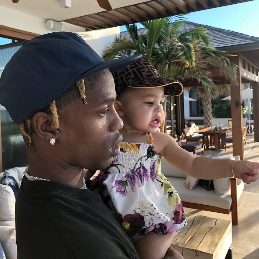 10 Potret Manis Travis Scott Asuh Stormi, Bukti Dirinya Family Man!