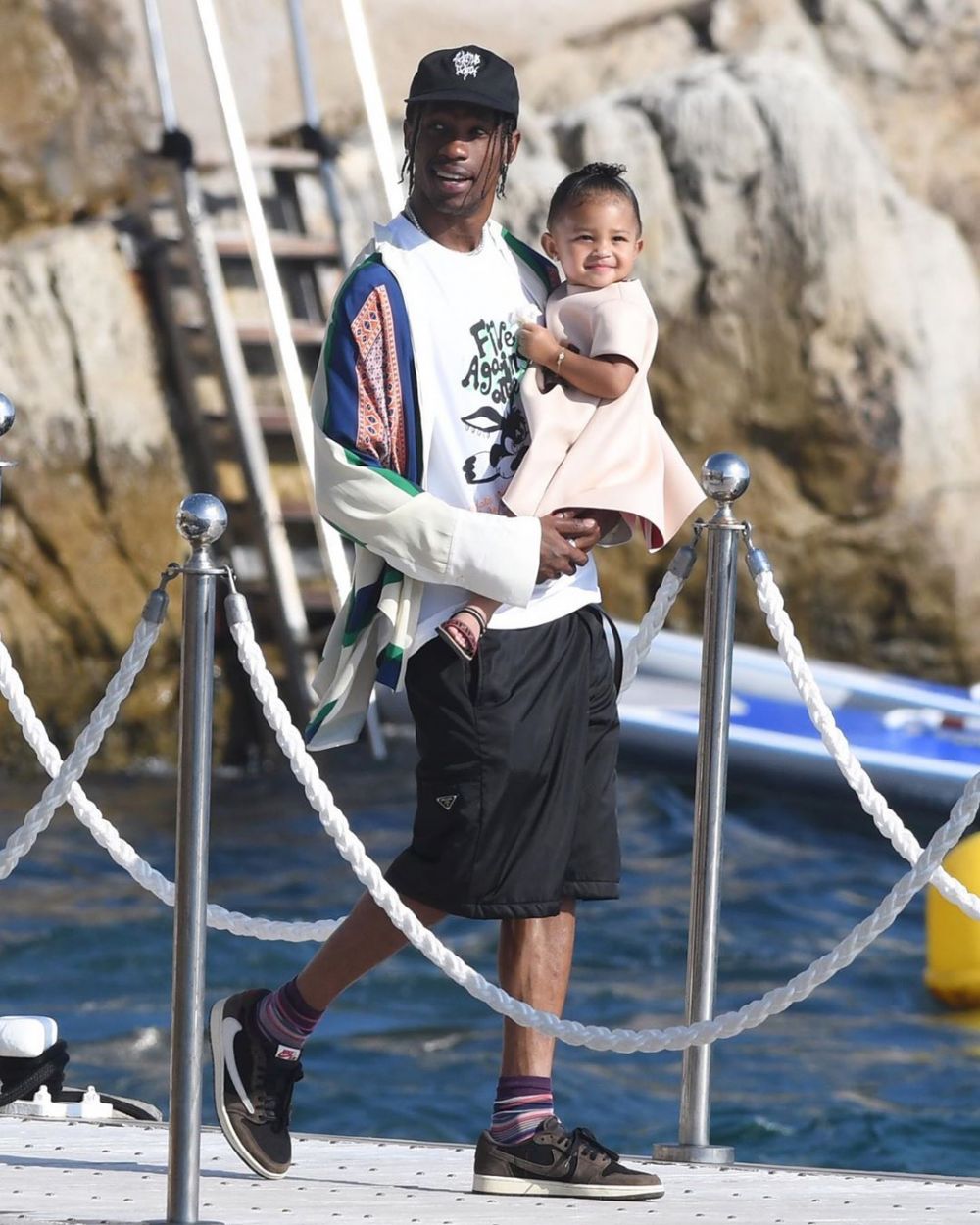 10 Potret Manis Travis Scott Asuh Stormi, Bukti Dirinya Family Man!