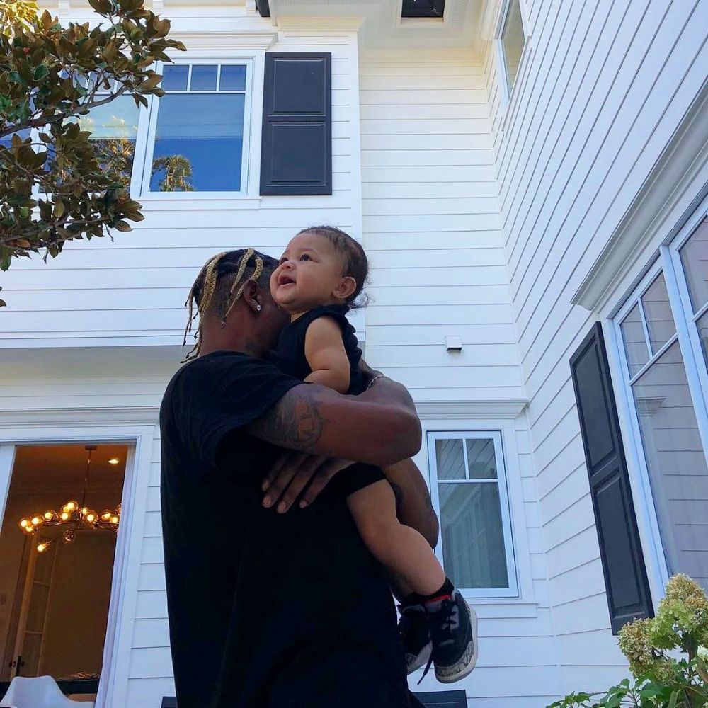 10 Potret Manis Travis Scott Asuh Stormi, Bukti Dirinya Family Man!