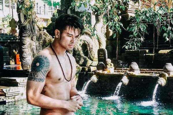 Berkarier di Indonesia, 10 Potret Gagah Leo Consul Pamer 'Roti Sobek'