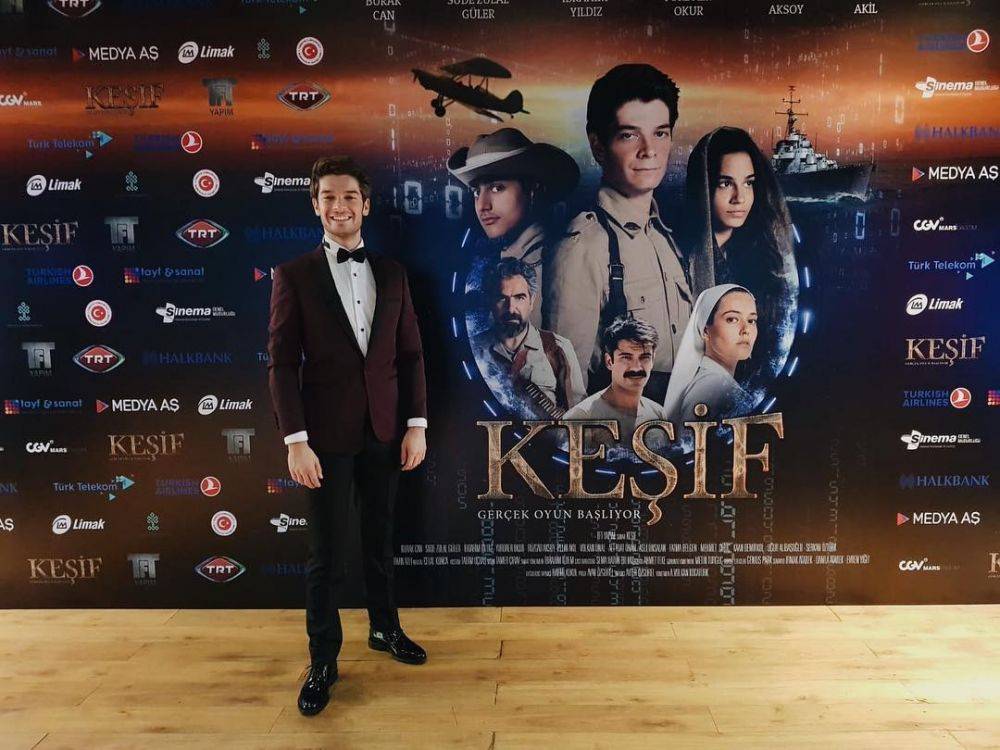 10 Potret Burak Can, Aktor Turki Keren di Drama Super Family