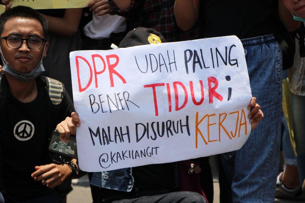 Di Tengah Ricuhnya Demo, 10 Spanduk Mahasiswa Ini Justru Bikin Ngakak