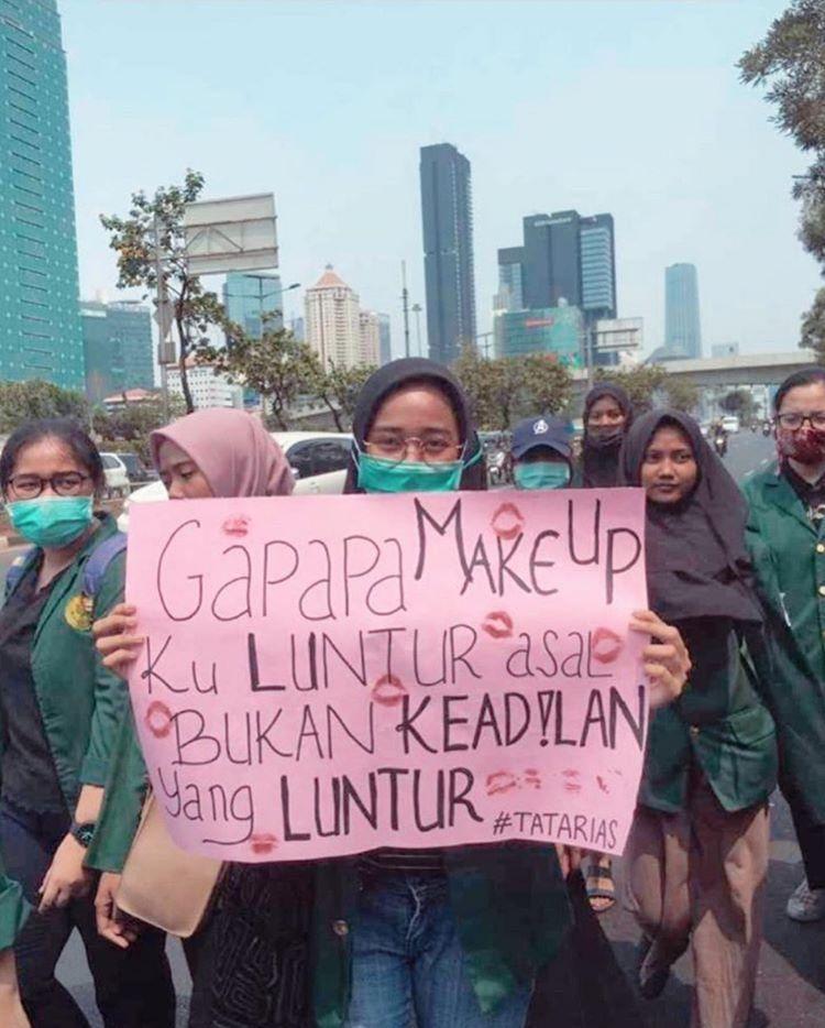 Di Tengah Ricuhnya Demo, 10 Spanduk Mahasiswa Ini Justru Bikin Ngakak