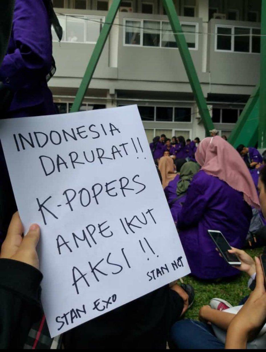 Di Tengah Ricuhnya Demo, 10 Spanduk Mahasiswa Ini Justru Bikin Ngakak