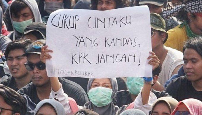 Di Tengah Ricuhnya Demo, 10 Spanduk Mahasiswa Ini Justru Bikin Ngakak