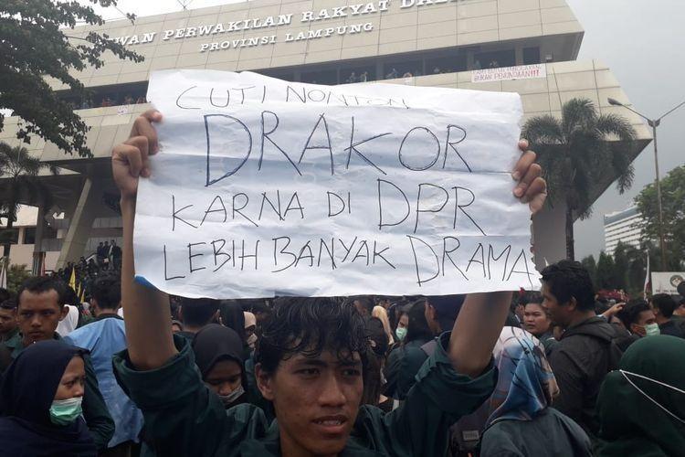 Di Tengah Ricuhnya Demo, 10 Spanduk Mahasiswa Ini Justru Bikin Ngakak