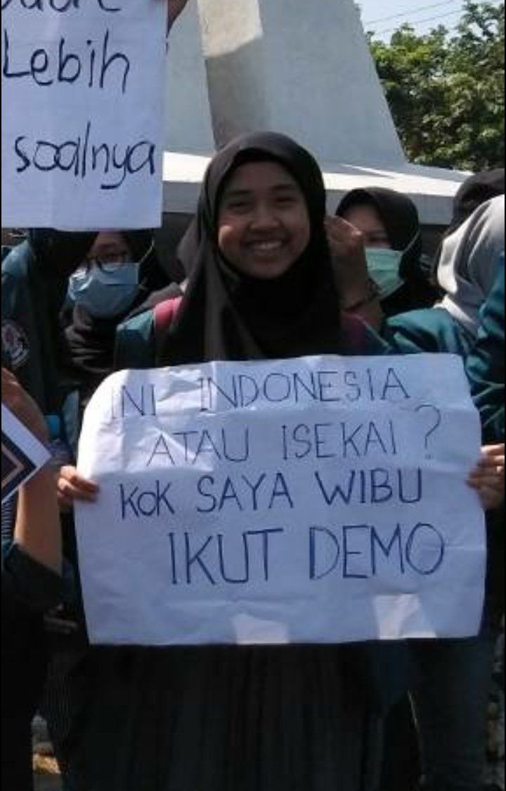 Di Tengah Ricuhnya Demo