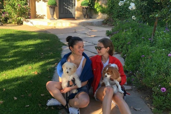 9 Momen Kebersamaan Selena Gomez Bareng Anjing Peliharannya