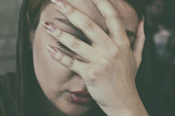 6 Pikiran Ini Bikin Kamu Selalu Terjebak Perasaan Gak Bahagia
