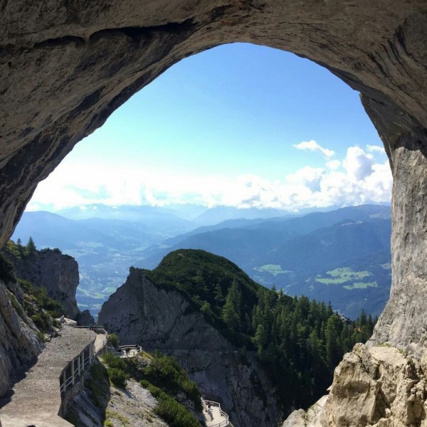 9 Potret Indah Eisreisenwelt, Gua Es yang Keren di Austria
