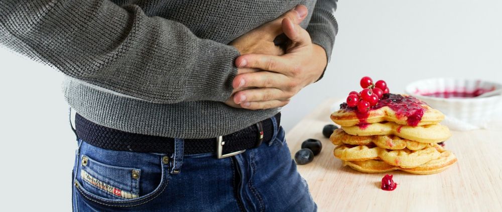 5 Gangguan yang Dialami Kalau Sering Makan & Minum Sambil Jalan