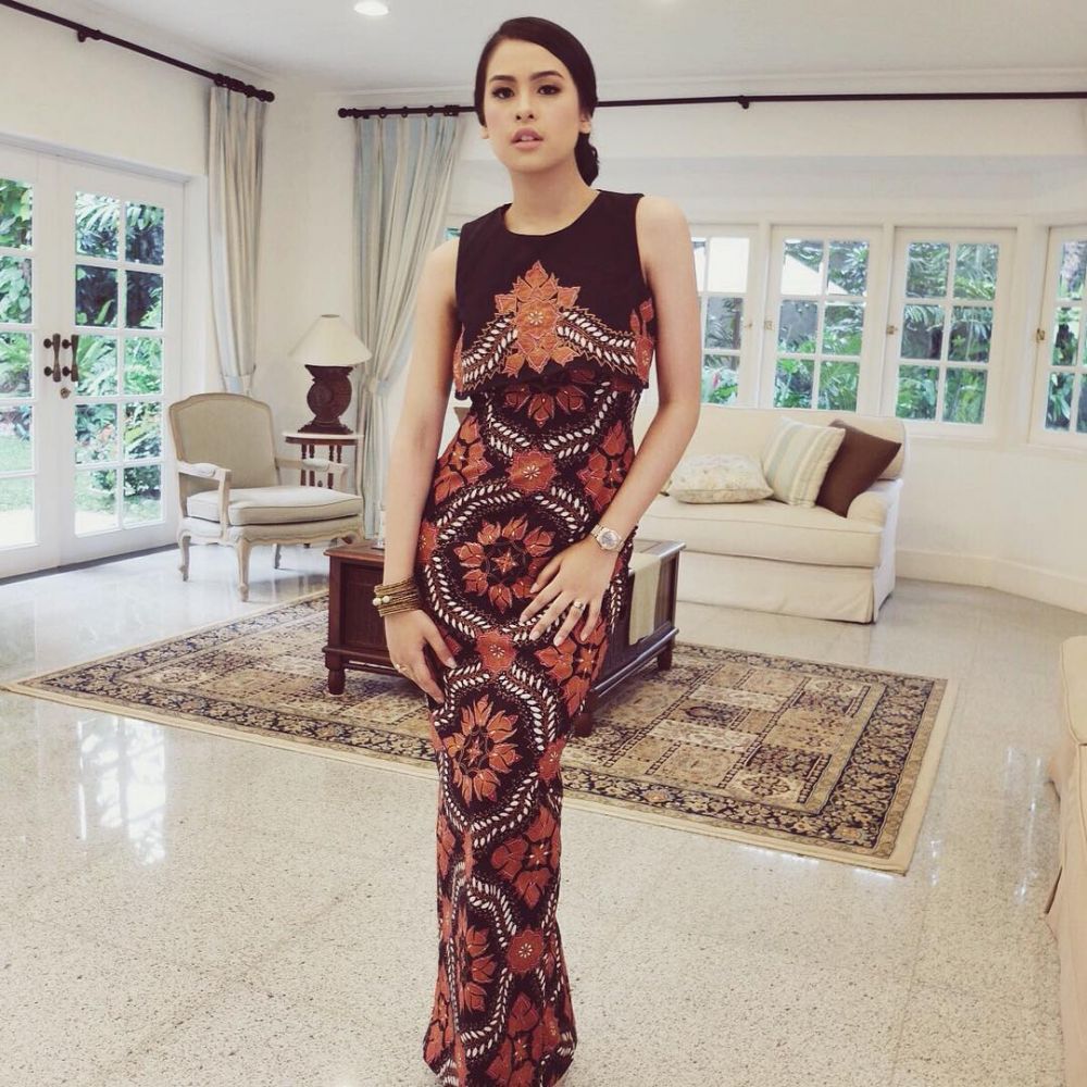 Hari Batik 10 Inspirasi Batik Maudy Ayunda Dari Kasual Hingga Classy