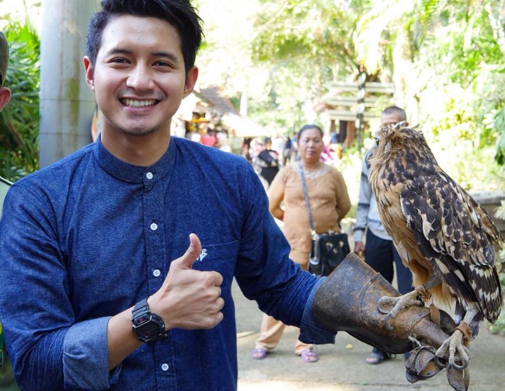 Tak Idap Ornithophobia, Ini 11 Potret Seru Seleb Pose Bareng Burung