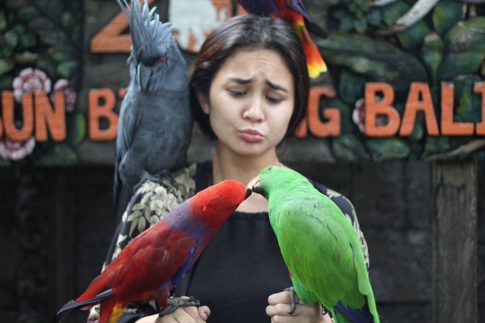 Tak Idap Ornithophobia, Ini 11 Potret Seru Seleb Pose Bareng Burung