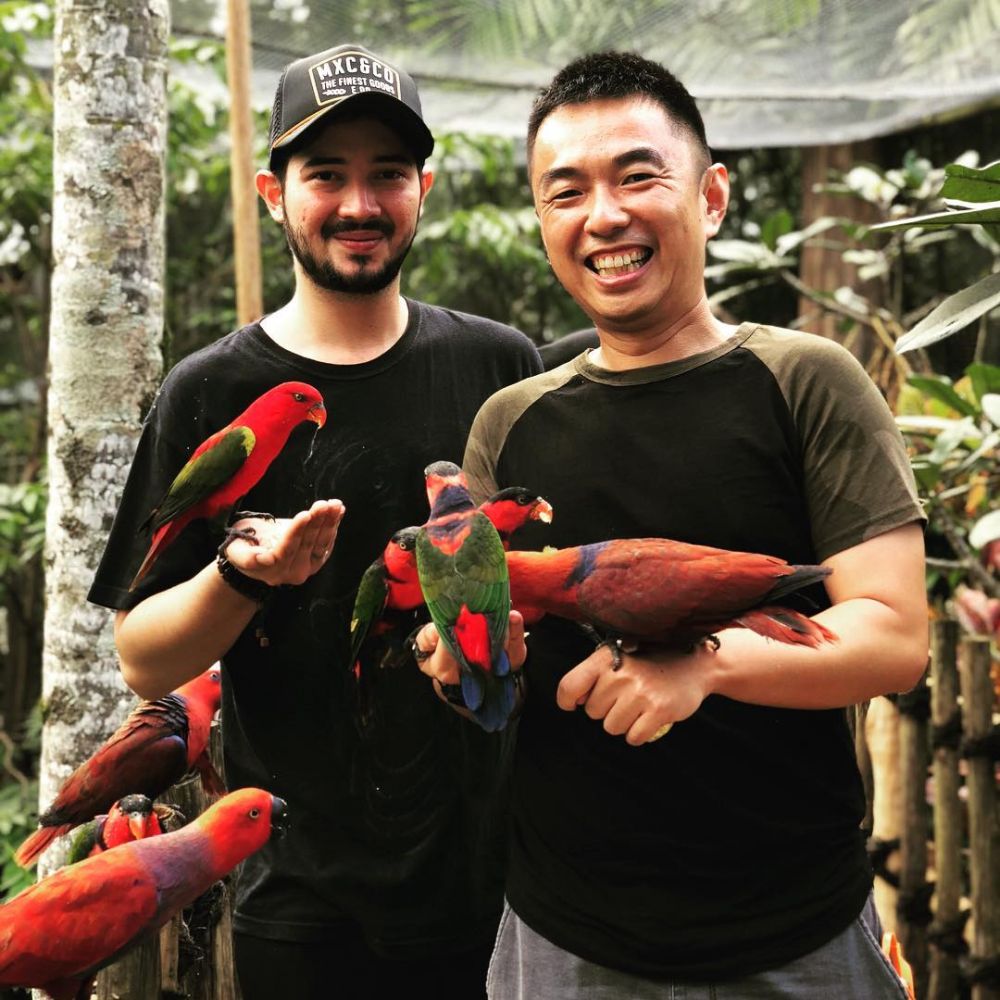 Tak Idap Ornithophobia, Ini 11 Potret Seru Seleb Pose Bareng Burung