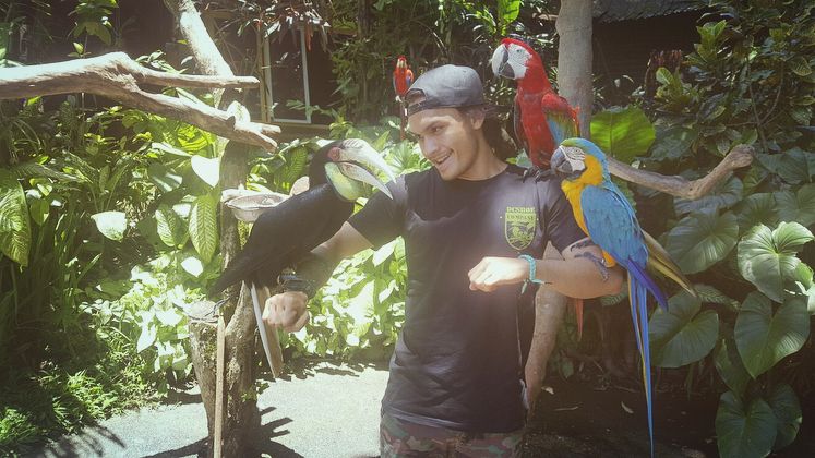 Tak Idap Ornithophobia, Ini 11 Potret Seru Seleb Pose Bareng Burung