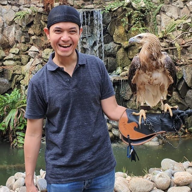 Tak Idap Ornithophobia, Ini 11 Potret Seru Seleb Pose Bareng Burung