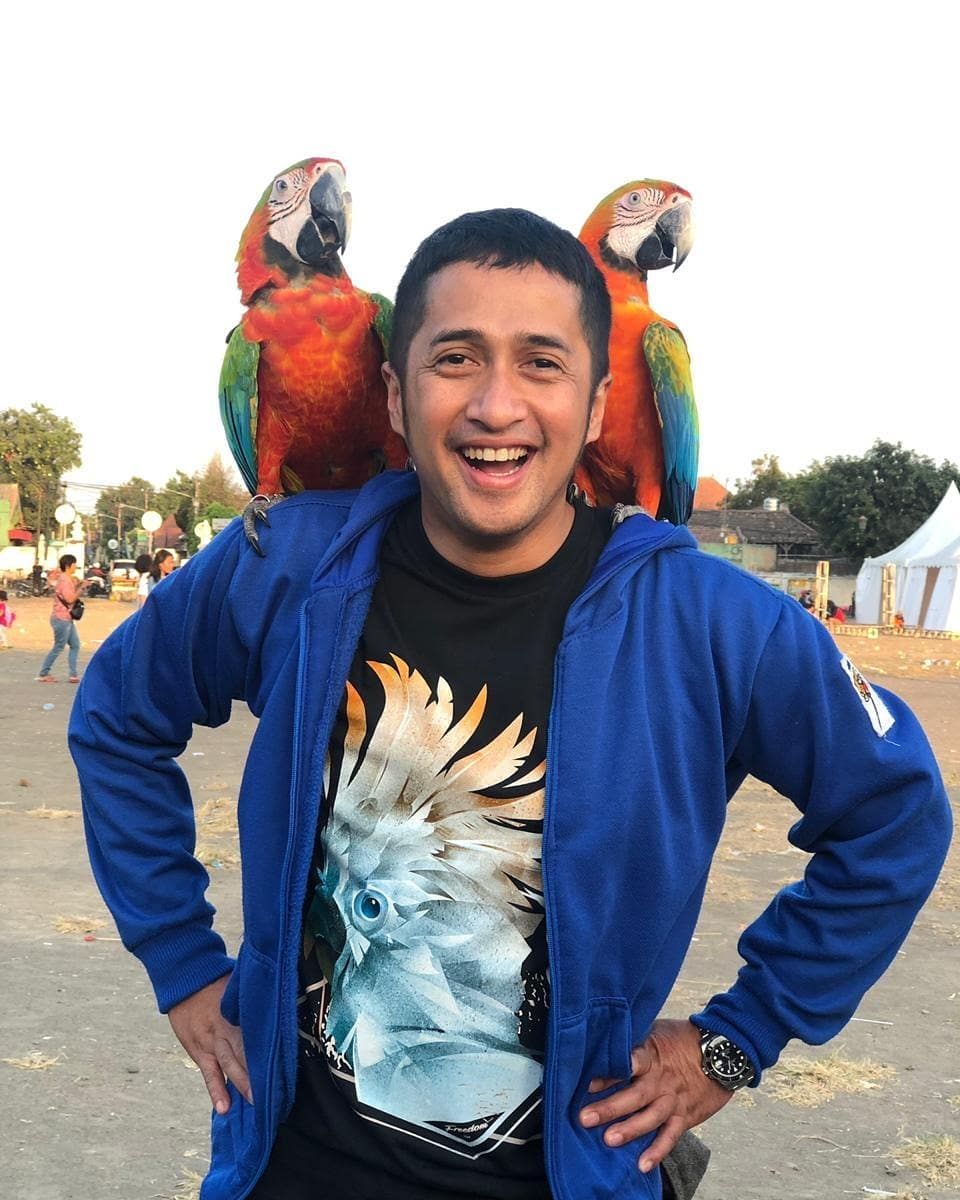 Tak Idap Ornithophobia, Ini 11 Potret Seru Seleb Pose Bareng Burung