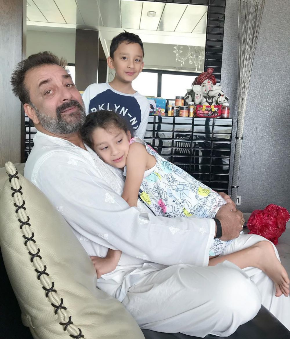 Punya Anak Kembar, Ini 10 Potret Harmonis Keluarga Sanjay Dutt