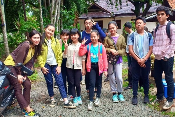9 Potret Keakraban Anak-anak Kampung Ciraos dari "Dunia Terbalik"
