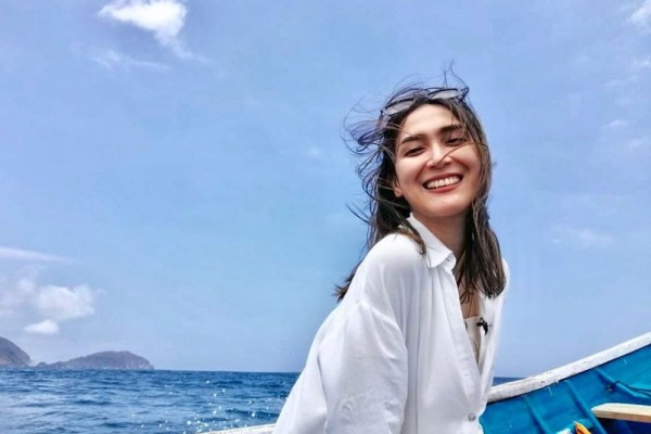 10 Potret Sheila Purnama, News Anchor yang Miliki Senyum Semanis Gula