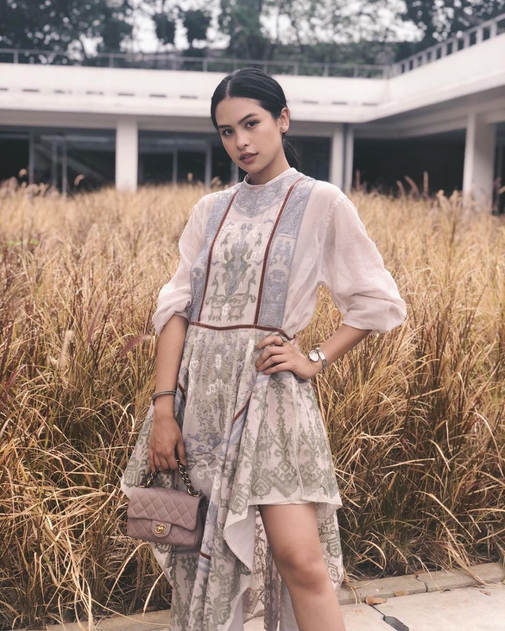 Hari Batik, 10 Inspirasi Batik Maudy Ayunda dari Kasual hingga Classy