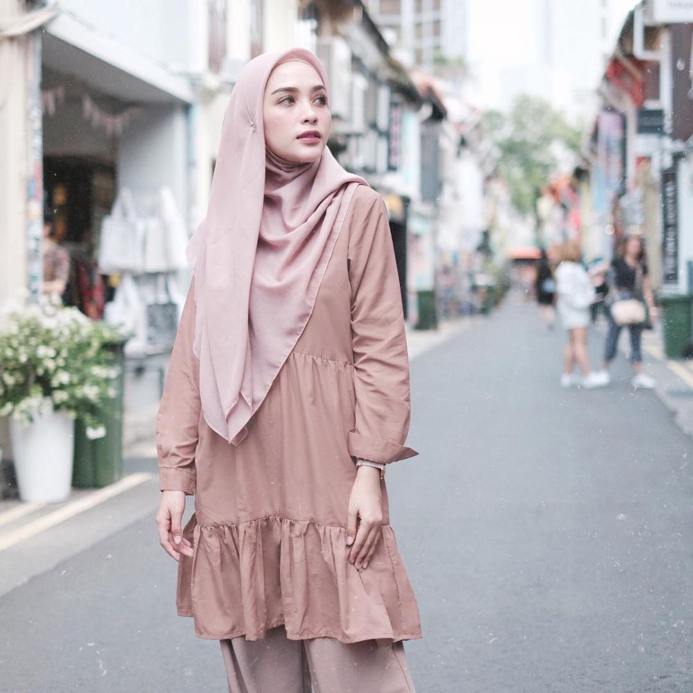 Biar Lebih Mudah Mix & Match, 5 Warna Hijab Ini Wajib Kamu Miliki