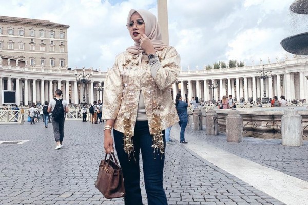 10 Potret Fashionable Olla Ramlan Selama Liburan di Italia