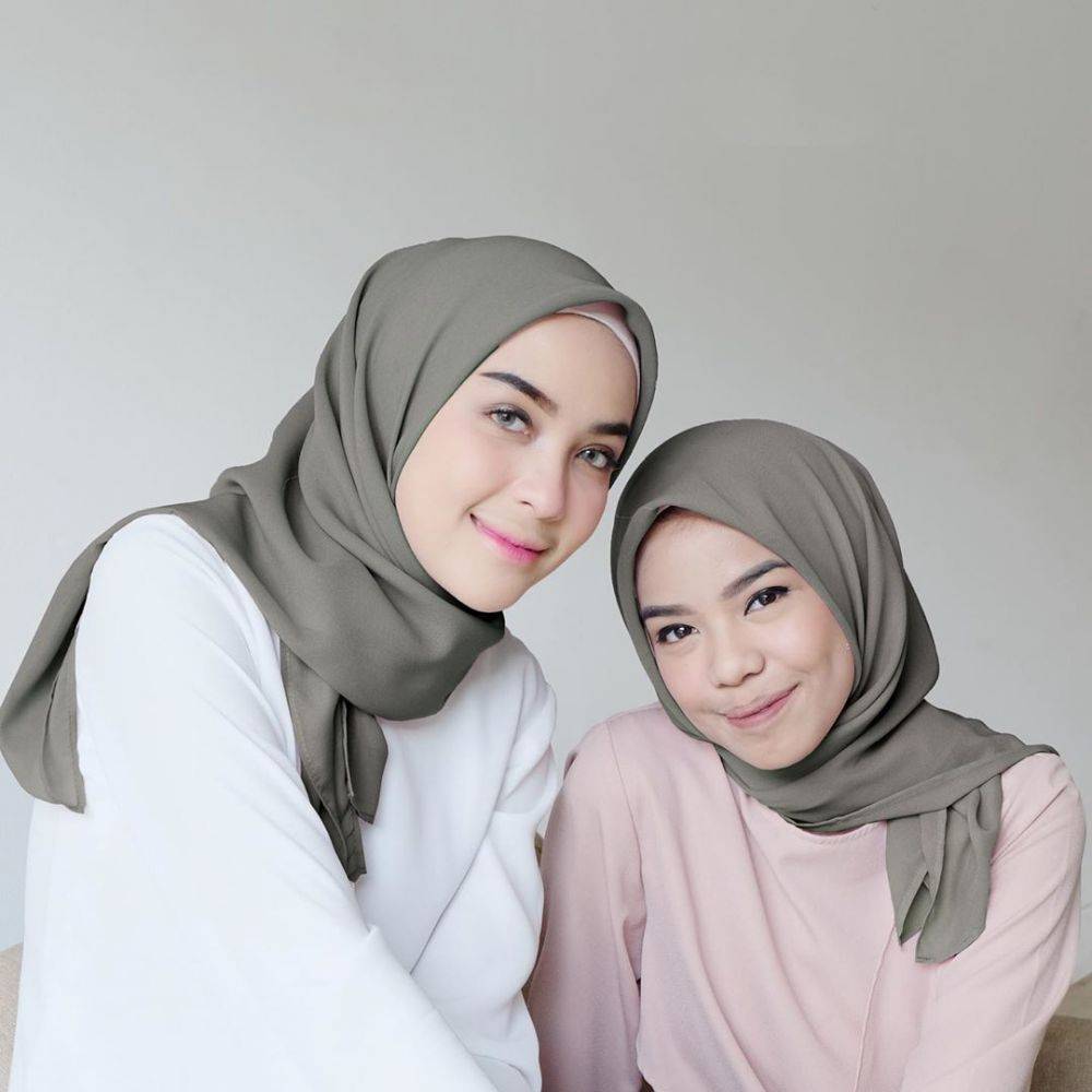 Biar Lebih Mudah Mix & Match, 5 Warna Hijab Ini Wajib Kamu Miliki