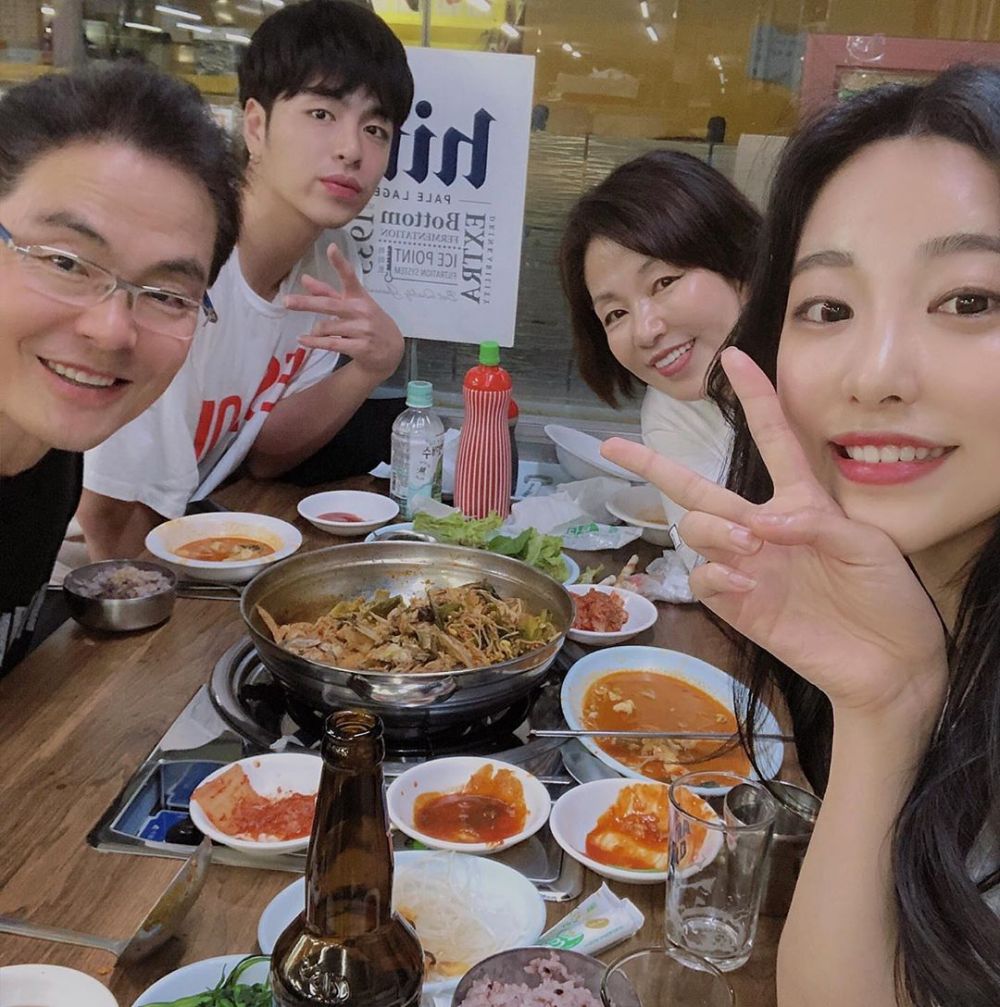 10 Potret Menawan Kakak June iKON yang Curi Perhatian Fans