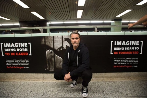 10 Potret Joaquin Phoenix Saat Jadi Aktivis Vegan, Bikin Fans Kagum!