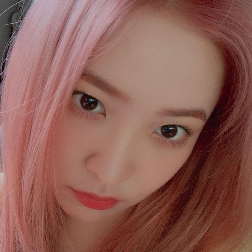 9 Potret Yeri RED VELVET dengan Rambut Pink Hingga Blonde, Memesona!