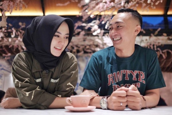 10 Momen Mesra Angga & Istri, Sepupu Risa Saraswati yang Berkarisma