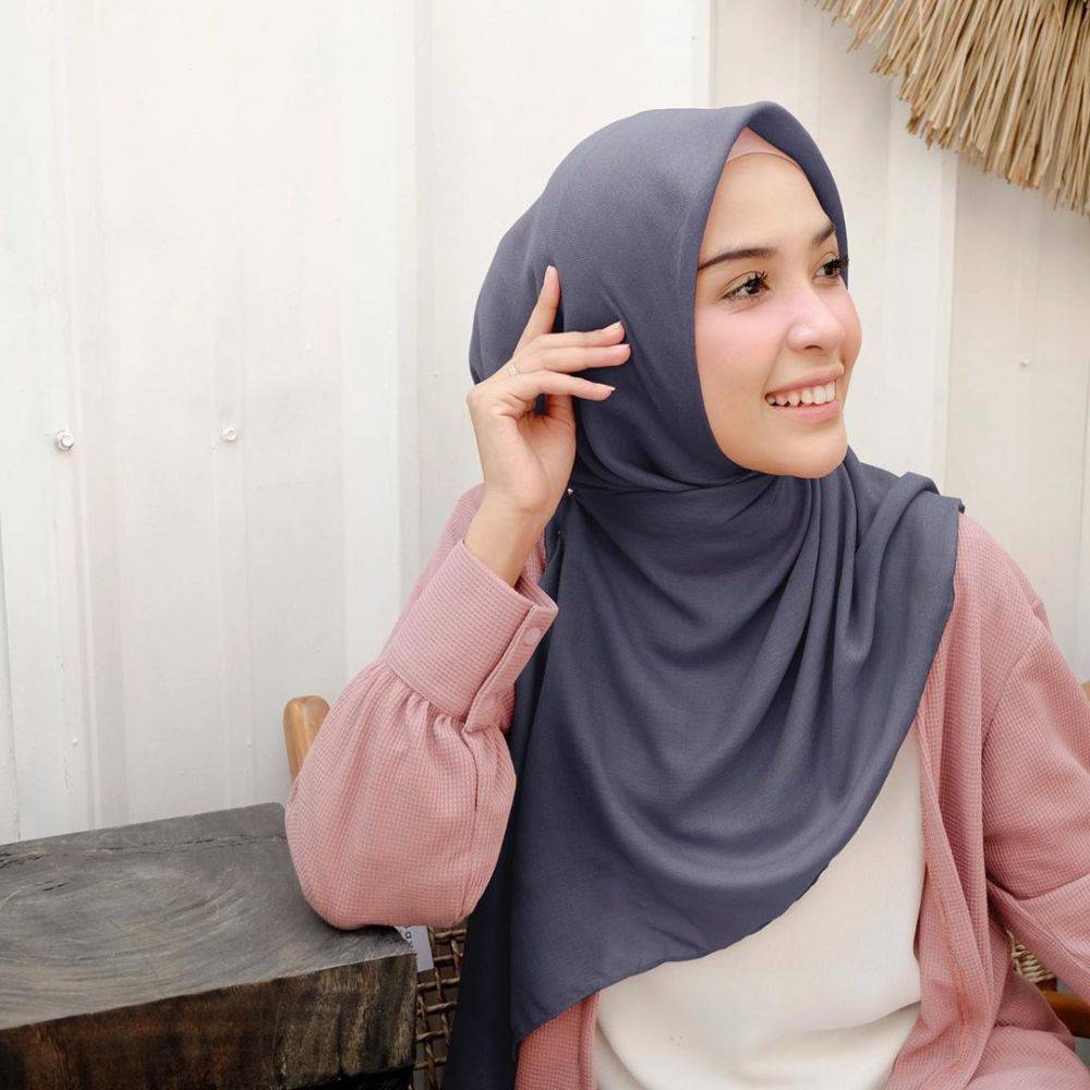 Biar Lebih Mudah Mix & Match, 5 Warna Hijab Ini Wajib Kamu Miliki