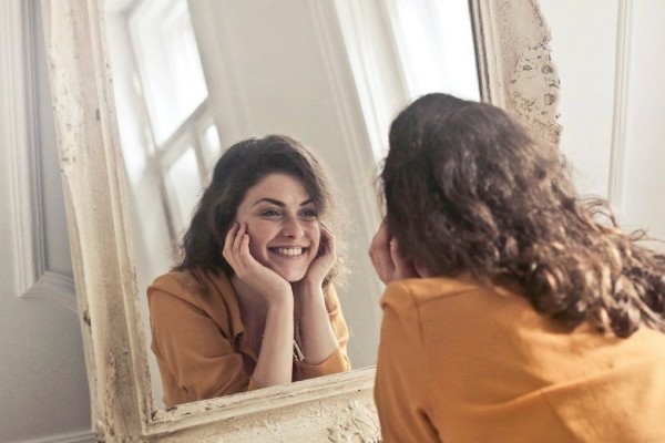 Tanpa Oplas, 5 Pose Face Yoga Ini Bisa Hilangkan Kerutan di Wajah