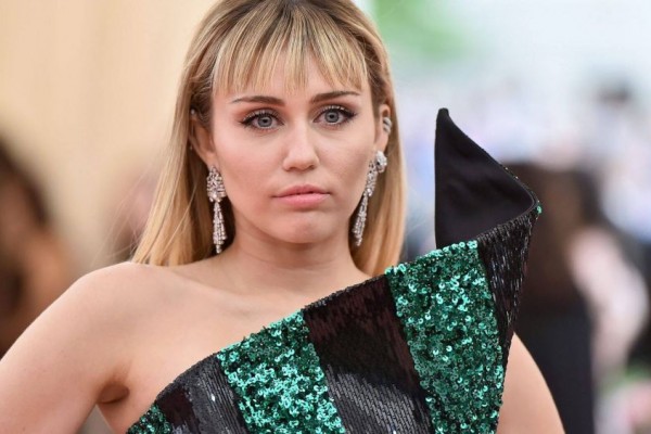 Belum Resmi Cerai, 10 Potret Miley Cyrus Pamer Pasangan Baru