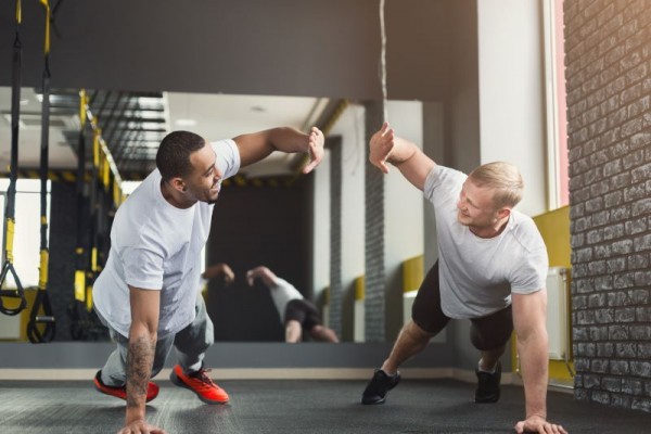 Jangan Sepelekan, Ini 6 Manfaat Memiliki Partner Latihan di Gym