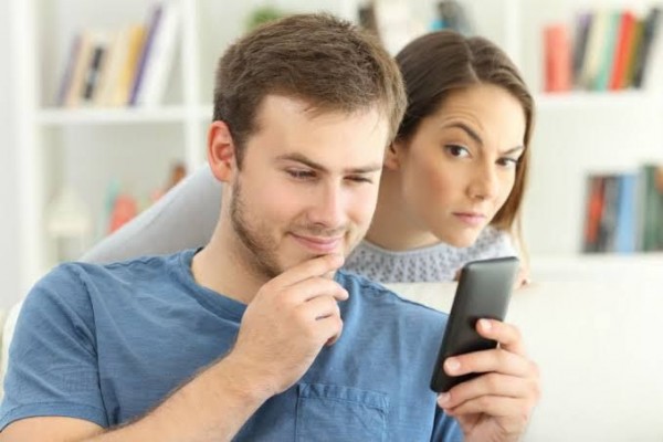 7 Masalah Psikologis Pasangan Jika Mereka Suka Mengintip Isi Ponselmu