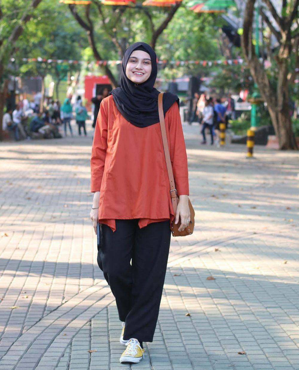 Anti Ribet, 10 Ide Fashion Hijab Untuk Cewek Tomboy Ala Zee Zee Shahab