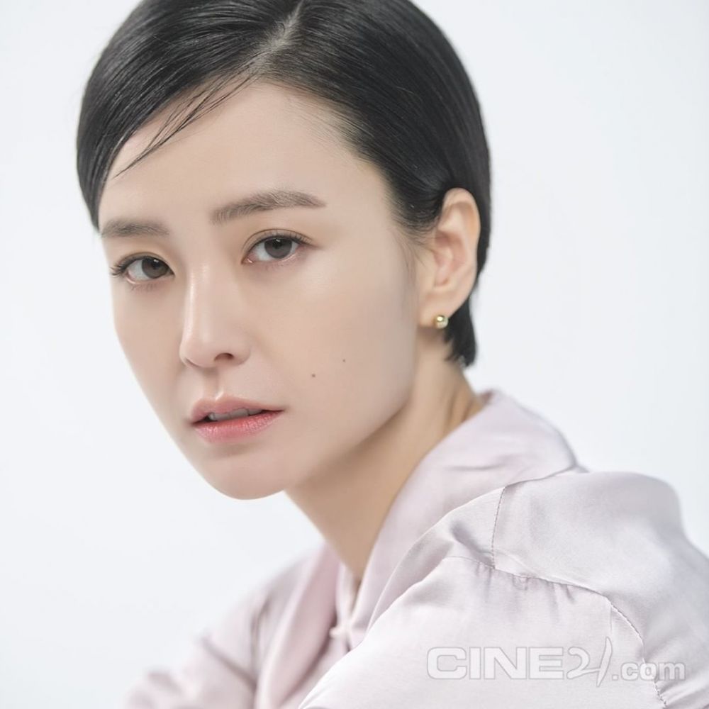 Serasi, Ini 10 Potret Gong Yoo dan Jung Yu Mi di Majalah Cine21.