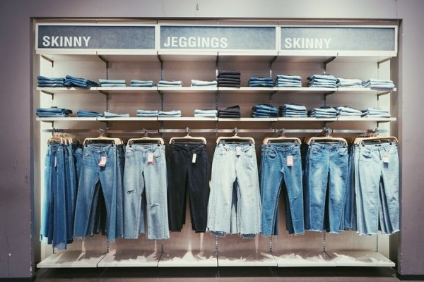 5 Warna Celana yang Wajib Dimiliki Cewek, Bikin Mudah Mix & Match Gaya