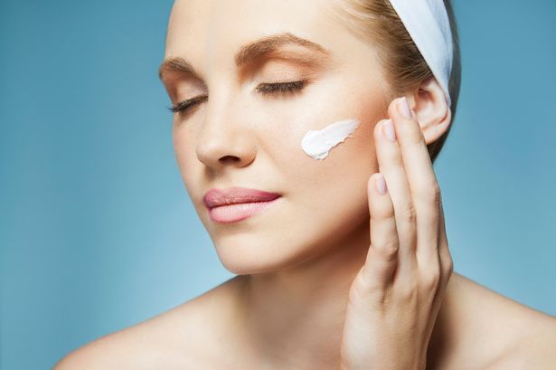 Jangan Diusap, Ini 5 Manfaat Menggunakan Skin Care dengan Cara Ditepuk