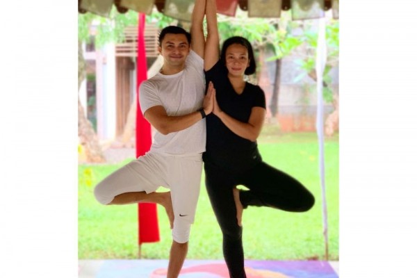 Oh La La! Yuk Intip Keseimbangan Pose Yoga Anjasmara di Luar Ruangan