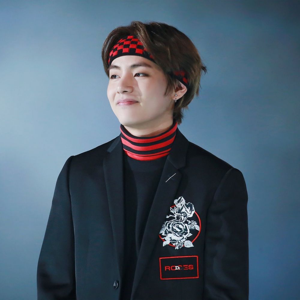 10 Potret V Bts Pakai Headband Makin Manly